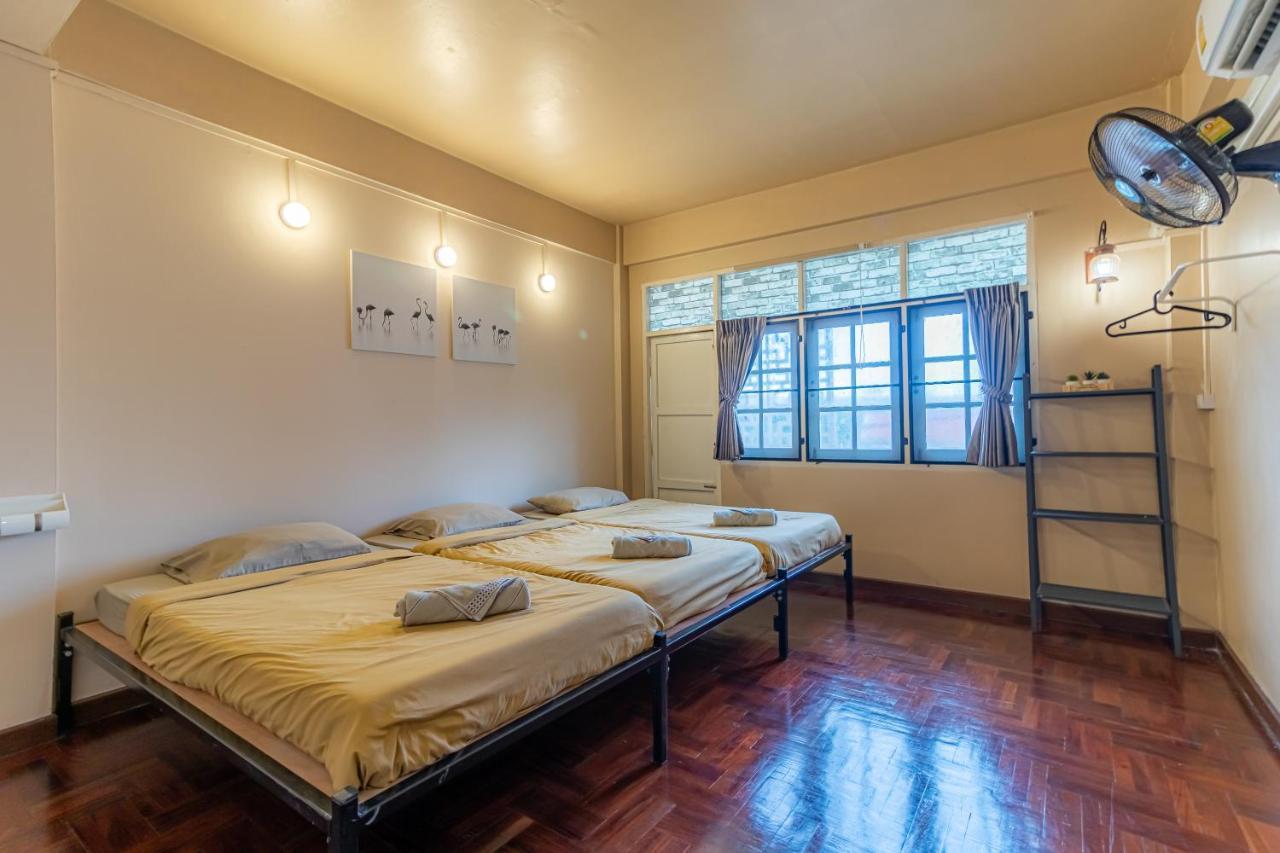 Snoozzze Hostel ใกล้รถไฟฟ้า ย่านบางรัก (Adults Only) Бангкок Екстер'єр фото