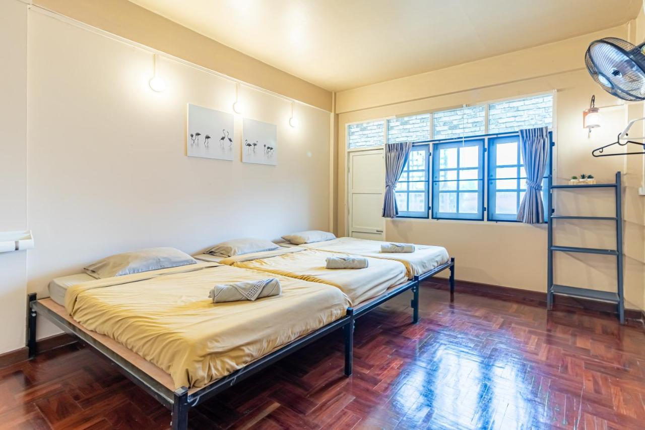 Snoozzze Hostel ใกล้รถไฟฟ้า ย่านบางรัก (Adults Only) Бангкок Екстер'єр фото